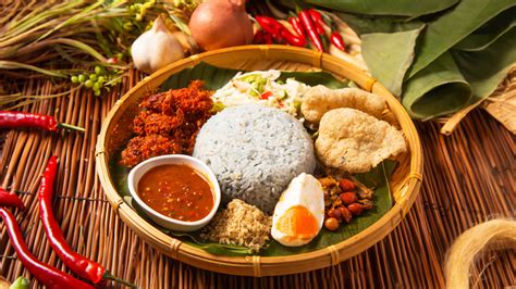  Nasi Kerabu: Uma Sinfonia Explosiva de Sabores Azuis e Texturas Inusitadas!