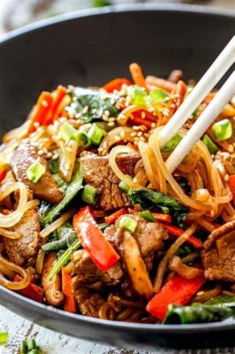  Noodles com Carne de Búfalo e Molho Picante: Uma Sinfonia Explosiva de Sabores e Texturas Intensas!