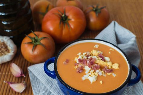  Salmorejo Cordobês: Uma Sinfonia de Sabores Rústicos em Creme Veludoso!