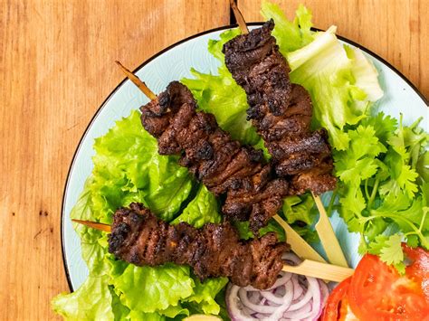  Suya! Uma Jornada Definitiva Através do Sabor Picante e Afumando da Carne Assada Nigeriana.